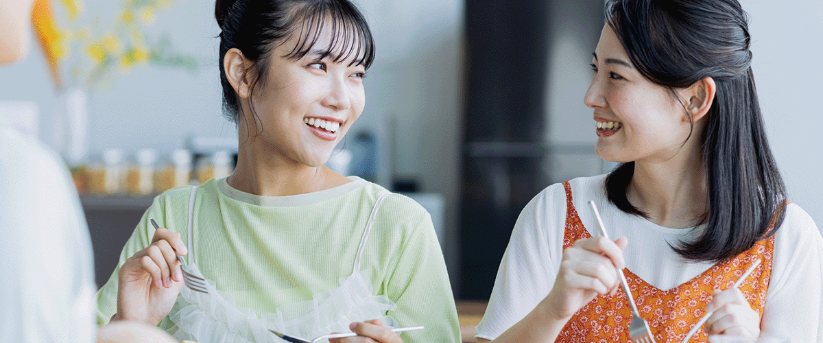 食事を楽しむ女性