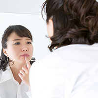 口が気になる女性