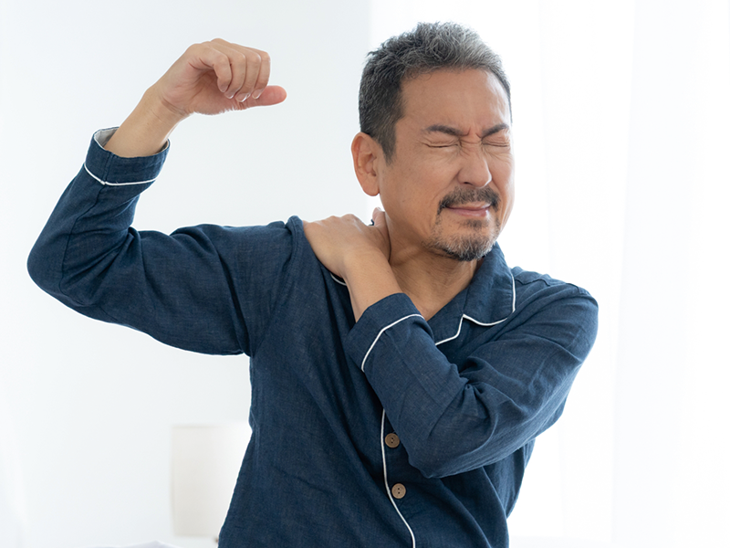 肩が痛む男性