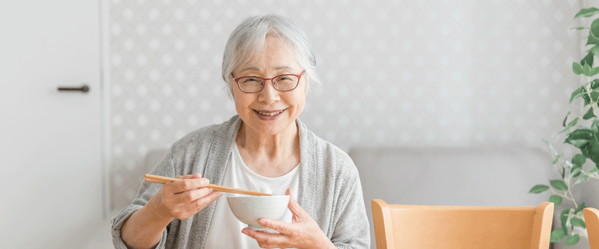食事する高齢女性