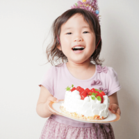 ケーキをもつ女の子