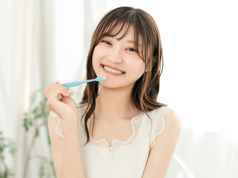 歯みがきする女性