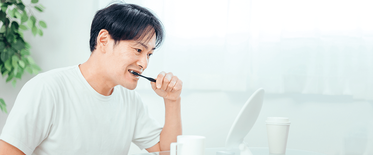 歯みがきする男性