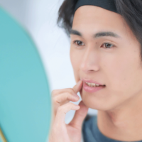 口が気になる男性