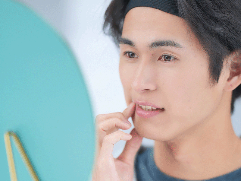 口が気になる男性