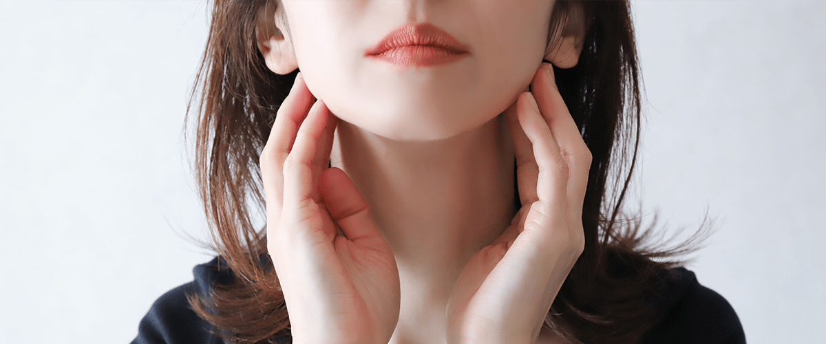 顎が痛む女性