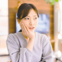 顎を抑える女性