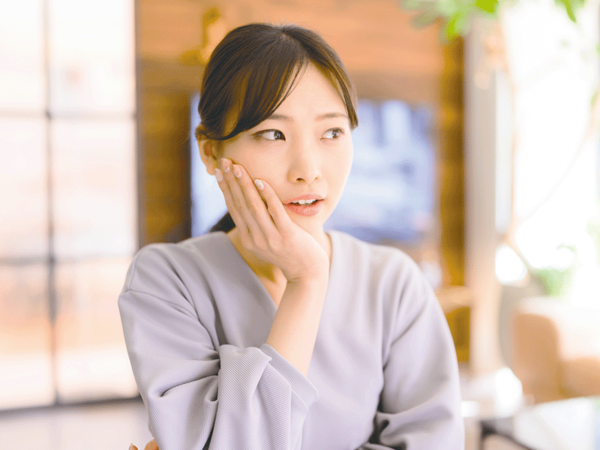 顎を抑える女性