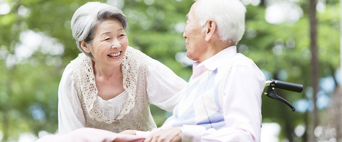 幸せそうな高齢夫婦