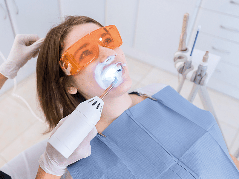 ホワイトニング治療の様子