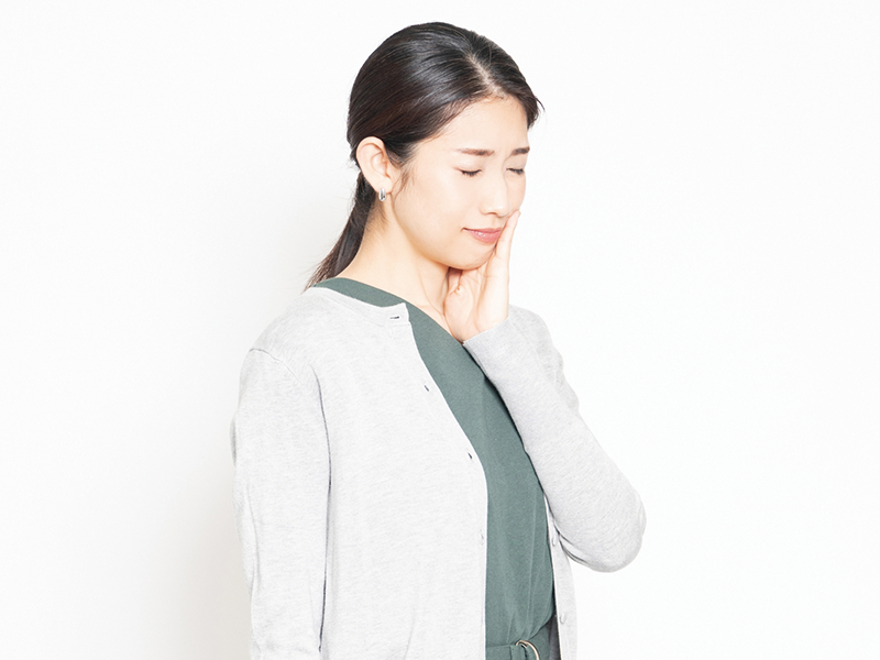 歯が痛む女性