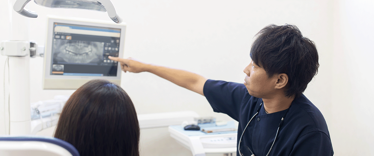 説明する歯科医師