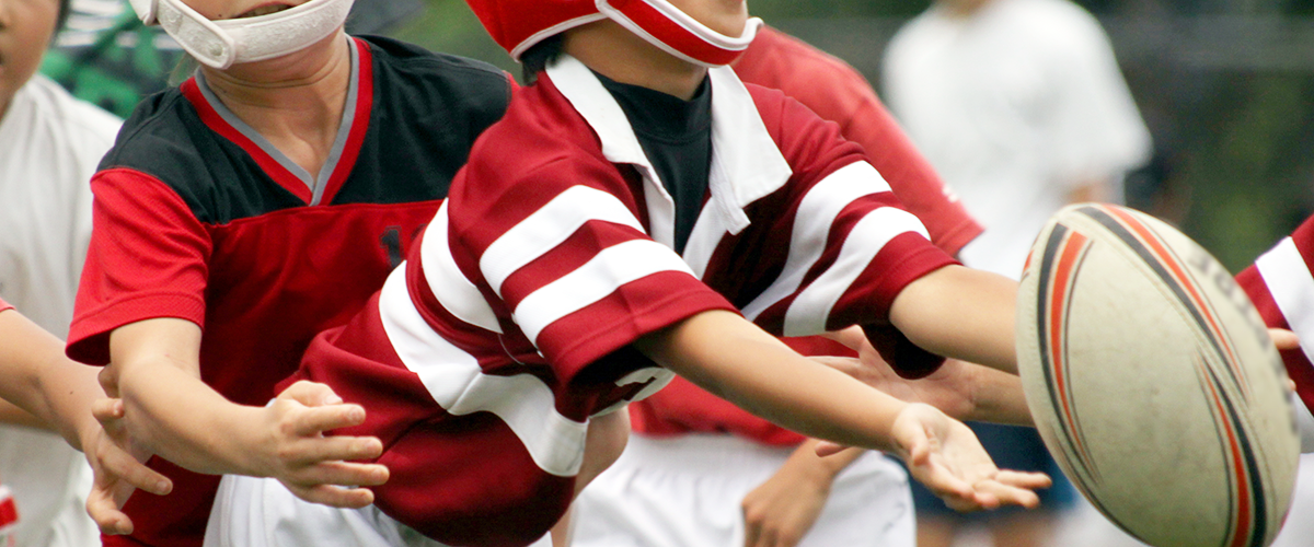 ラグビーするこども