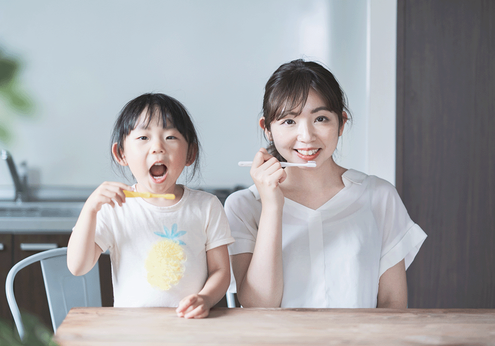 歯みがきをする親子