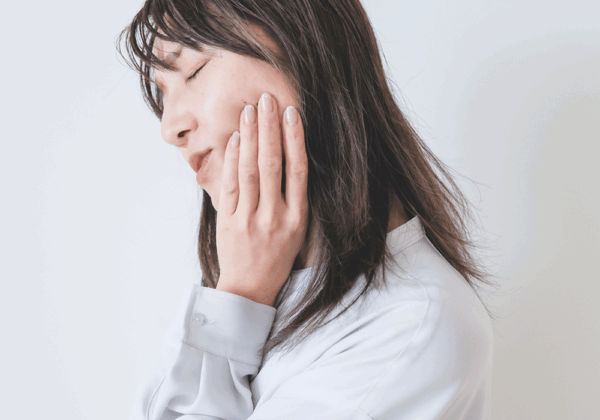 歯が痛い女性